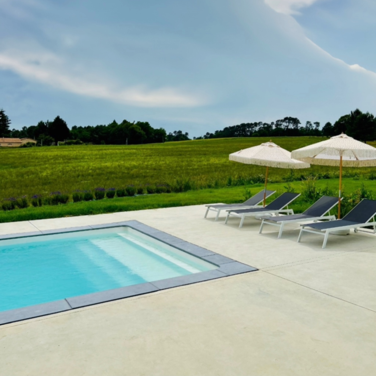 Entretenir et nettoyer ses margelles de piscine